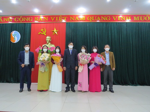 Lãnh đạo Sở tặng hoa chúc mừng Ban nữ công Sở