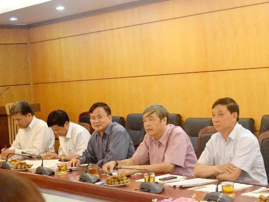 Thứ trưởng Nguyễn Mạnh Hiển tại buổi làm việc (ngoài cùng bên phải)