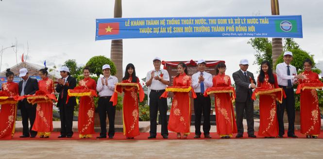Các đồng chí lãnh đạo tỉnh và bộ, ngành Trung ương, đơn vị quản lý dự án cắt băng khánh thành hệ thống thoát nước, thu gom và xử lý nước thải.