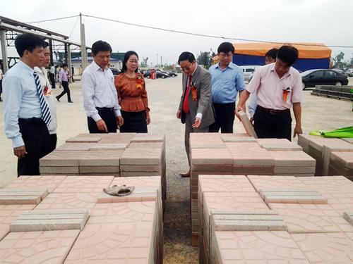 Đại diện lãnh đạo tỉnh và các sở, ngành liên quan tham quan dây chuyền sản xuất của Nhà máy sản xuất tấm lợp và gạch không nung Cosveco.