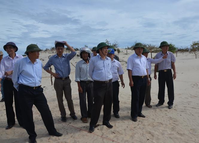 Đồng chí Nguyễn Xuân Quang, UVTV Tỉnh uỷ, Phó Chủ tịch Thường trực UBND tỉnh kiểm tra thực địa công tác GPMB trên địa bàn huyện Lệ Thủy.