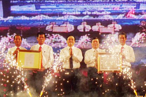 Thay mặt lãnh đạo Đảng và Nhà nước, Phó Thủ tướng Hoàng Trung Hải đã trao Huân chương Độc lập hạng Nhì, Quyết định của Thủ tướng Chính phủ công nhận TP Đồng Hới là đô thị loại II trực thuộc tỉnh Quảng Bình cho lãnh đạo TP.