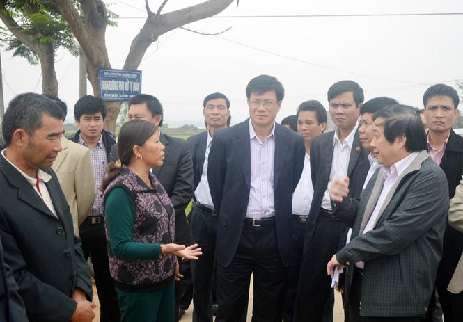Đồng chí Lương Ngọc Bính, Ủy viên Trung ương Đảng, Bí thư Tỉnh ủy, Chủ tịch HĐND tỉnh, kiểm tra một điểm còn gặp vướng mắc trong công tác GPMB ở phường Quảng Thuận (thị xã Ba Đồn).