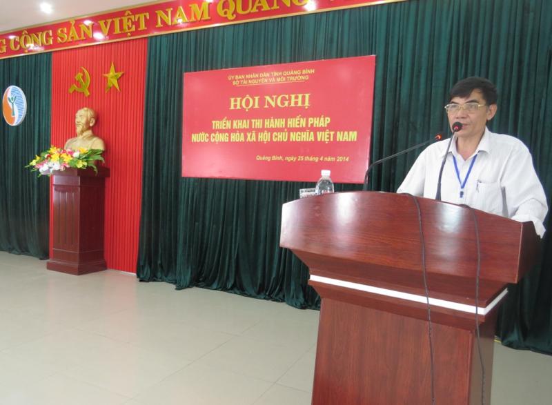 Đ/c Nguyễn Hữu Thiện - Phó Giám đốc Sở trình bày những nội dung cơ bản của Hiến pháp nước Cộng hòa xã hội chủ nghĩa Việt Nam