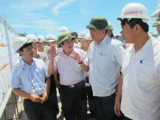 Đồng chí Bộ trưởng GTVT và đoàn công tác nghe báo cáo tiến độ thực hiện dự án mở rộng QL 1 đoạn qua đèo Lý Hòa (huyện Bố Trạch).
