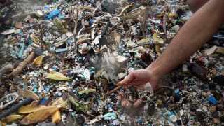 Số lượng đá plastiglomerate đang tăng rất nhanh Hiện tượng 'đá lai nhựa' - Hệ quả của sự ô nhiễm